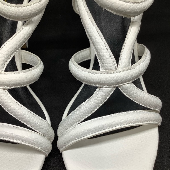 XOXO LILIANA WHITE EMBOSSED REPTILE SANDALS - Picture 6 of 11